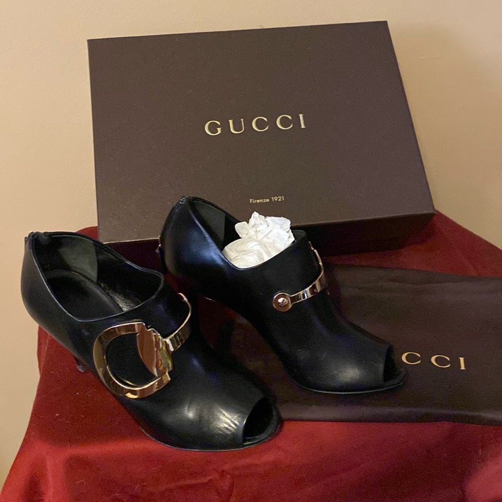 Gucci, high heel shoe boot Gold hardware Black
Gently worn great condition